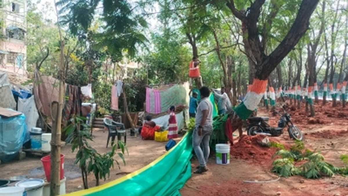 बुरहानपुर के कलेक्ट्रेट परिसर में आदिवासियों का डेरा, पेड़ों की अवैध कटाई का मुद्दा